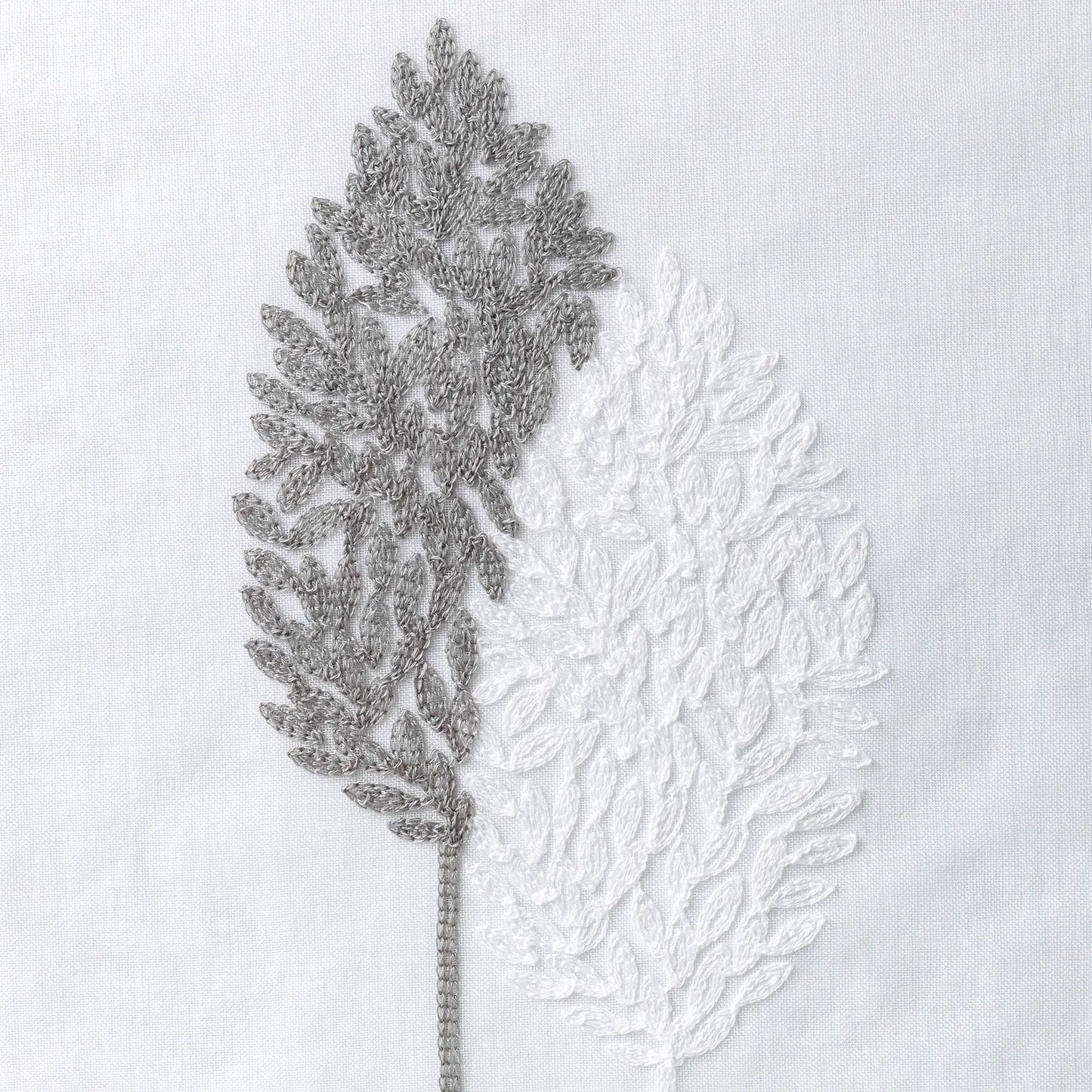 Transparente Gardine mit Stickerei – Blätterdesign, 2er Set, Ösen