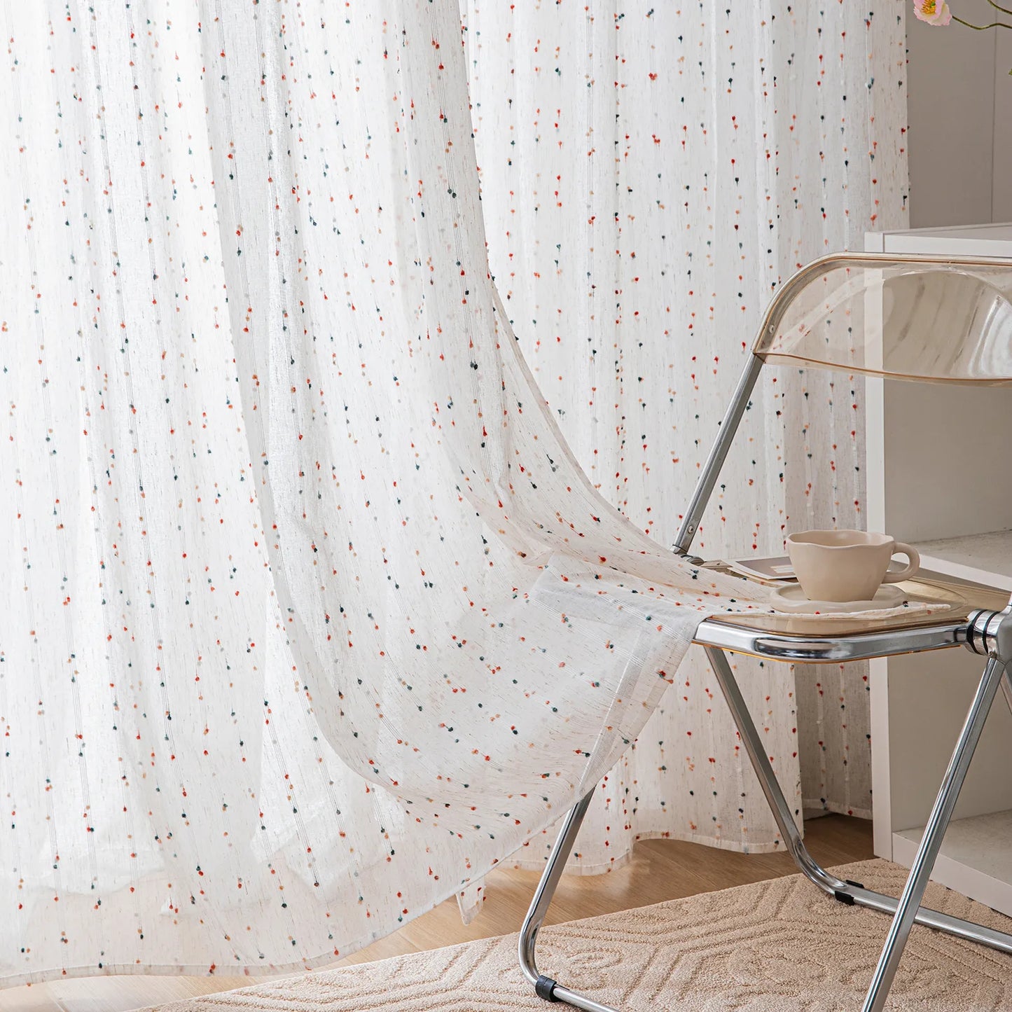 Transparente Gardine mit Pompons – Boho-Stil, Weiß