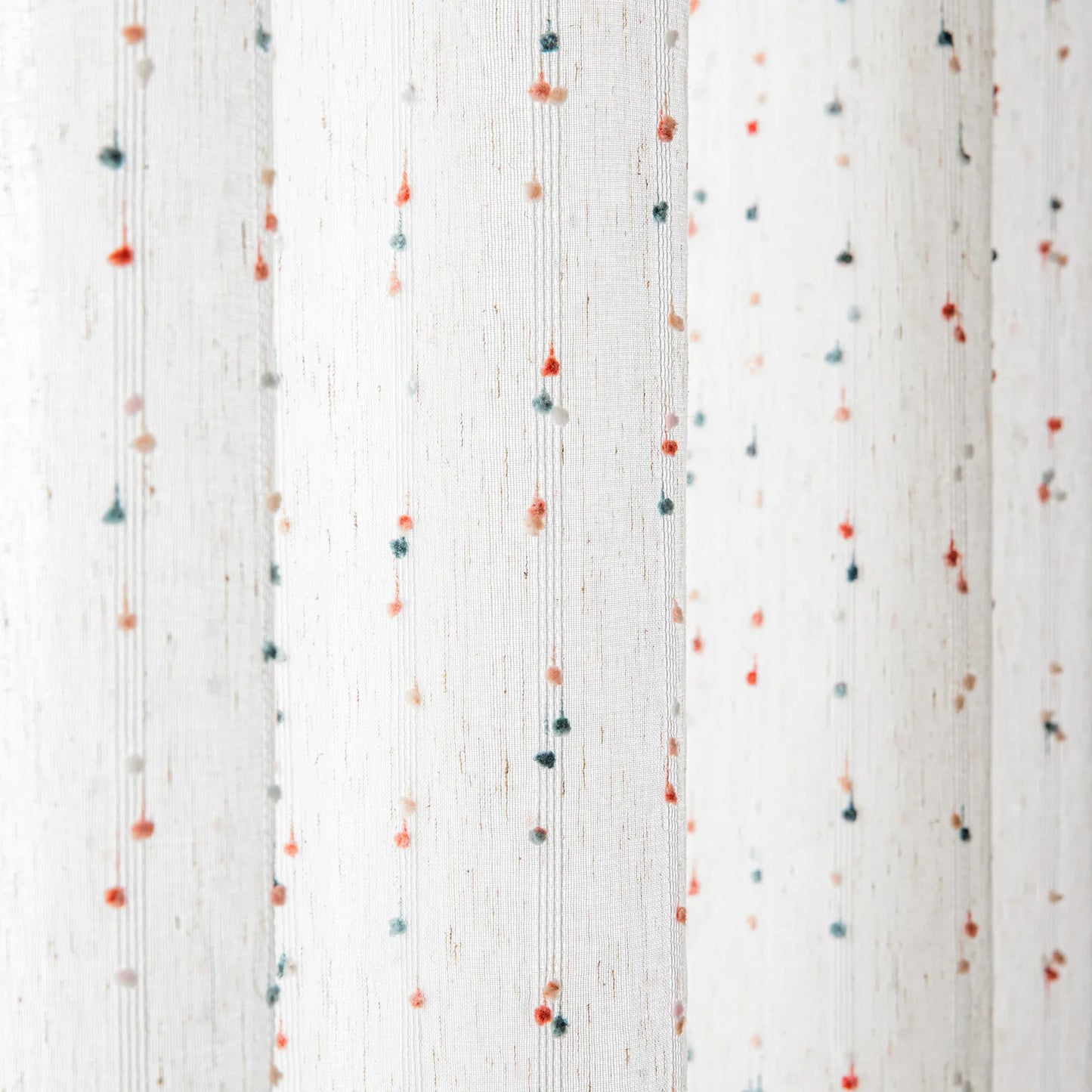 Transparente Gardine mit Pompons – Boho-Stil, Weiß