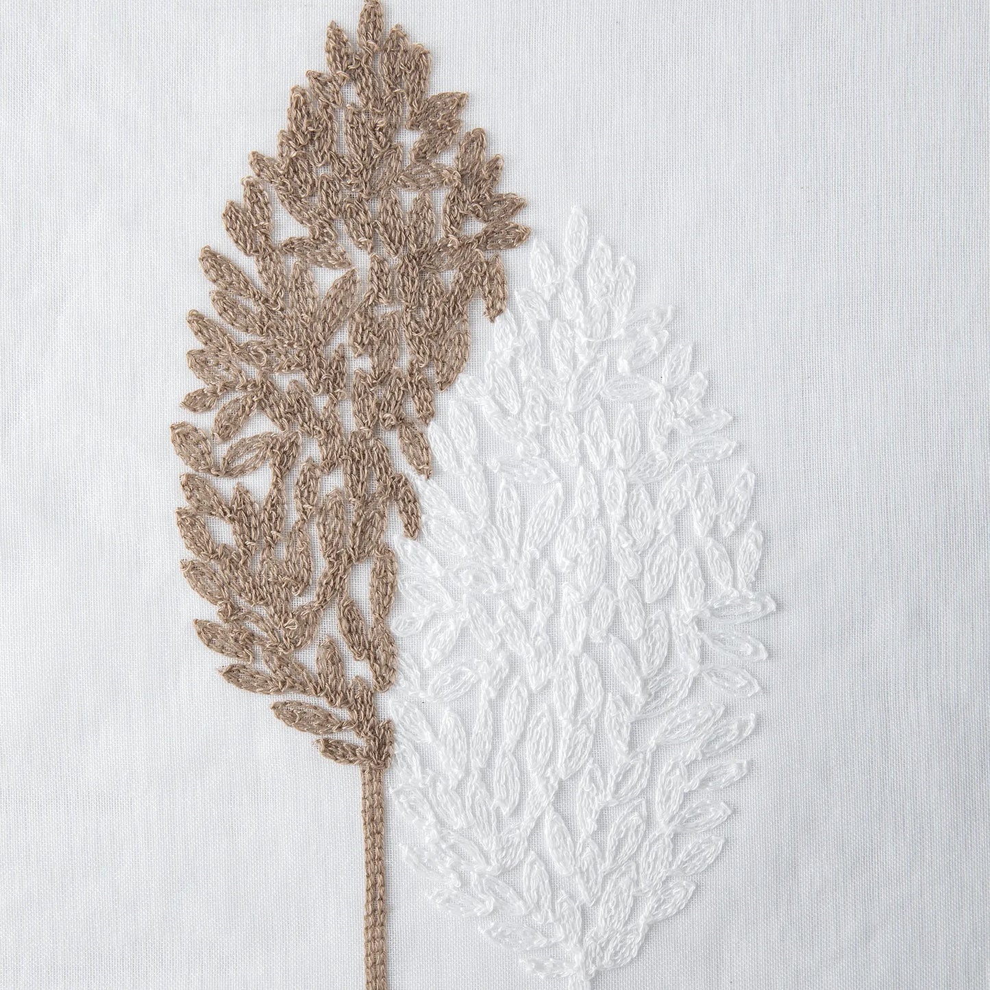 Transparente Gardine mit Stickerei – Blätterdesign, 2er Set, Ösen