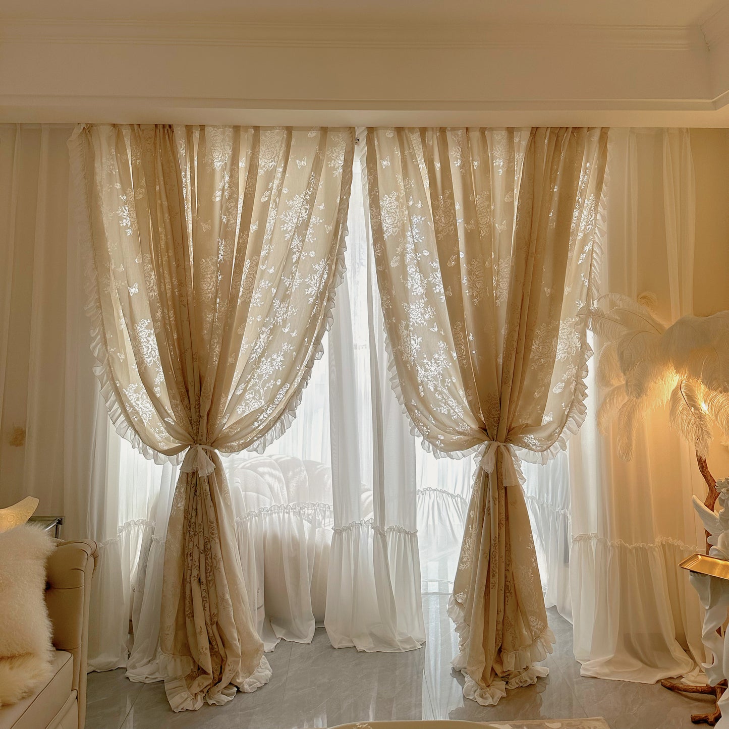 Florale Voile-Gardine mit Rüschenkante – Alvéra