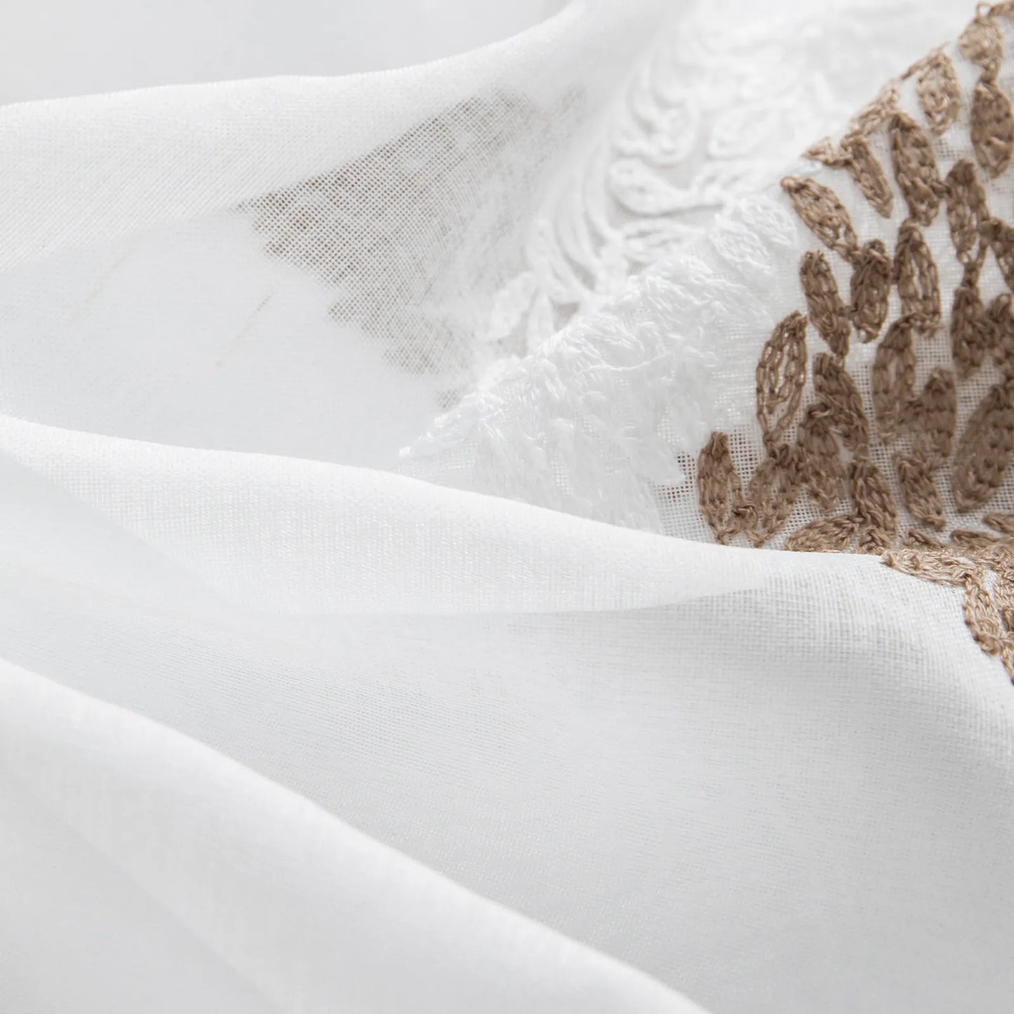 Transparente Gardine mit Stickerei – Blätterdesign, 2er Set, Ösen