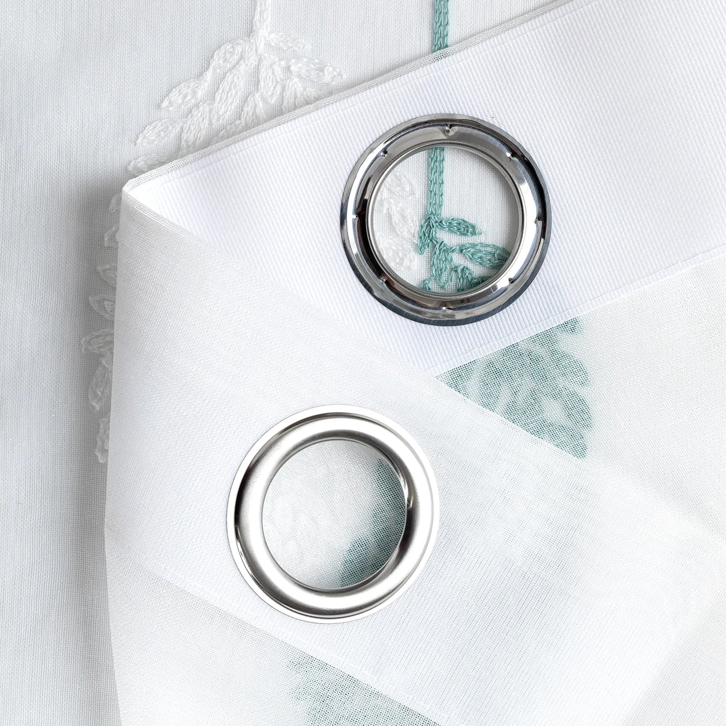 Transparente Gardine mit Stickerei – Blätterdesign, 2er Set, Ösen