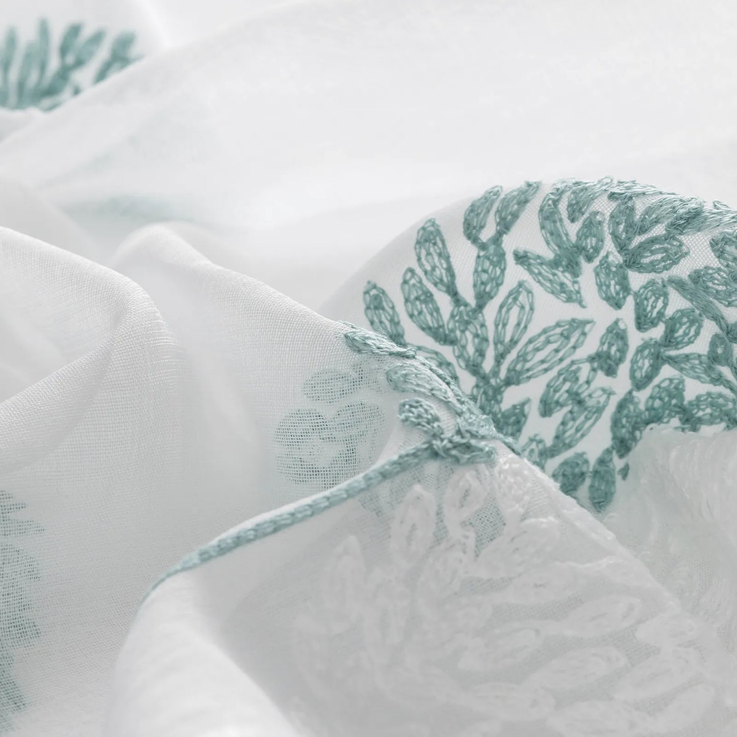 Transparente Gardine mit Stickerei – Blätterdesign, 2er Set, Ösen