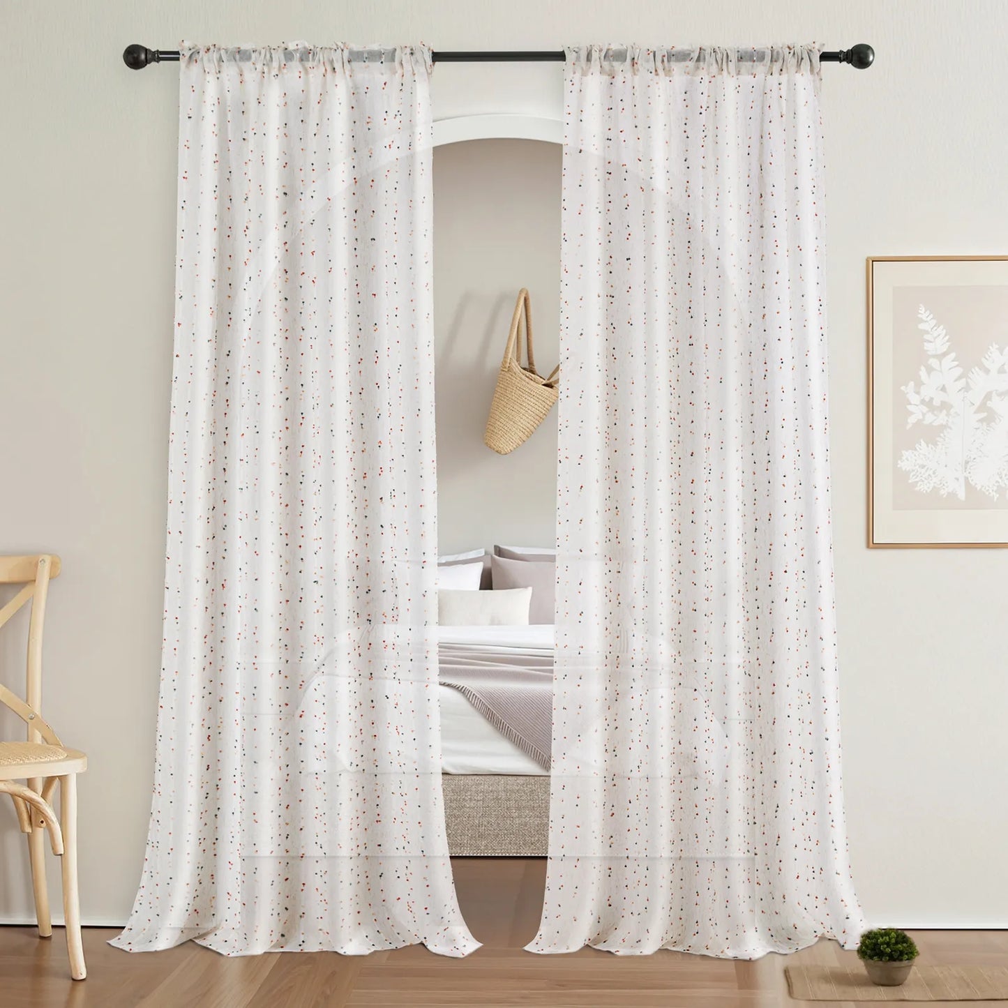 Transparente Gardine mit Pompons – Boho-Stil, Weiß