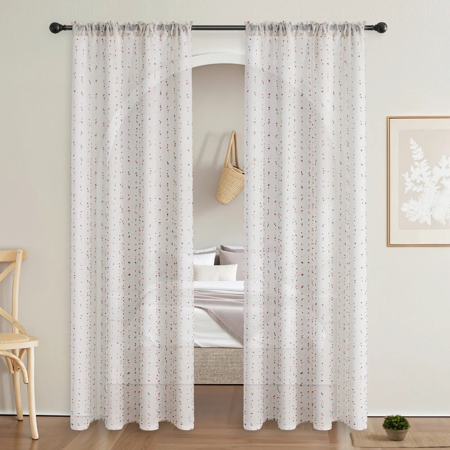 Transparente Gardine mit Pompons – Boho-Stil, Weiß