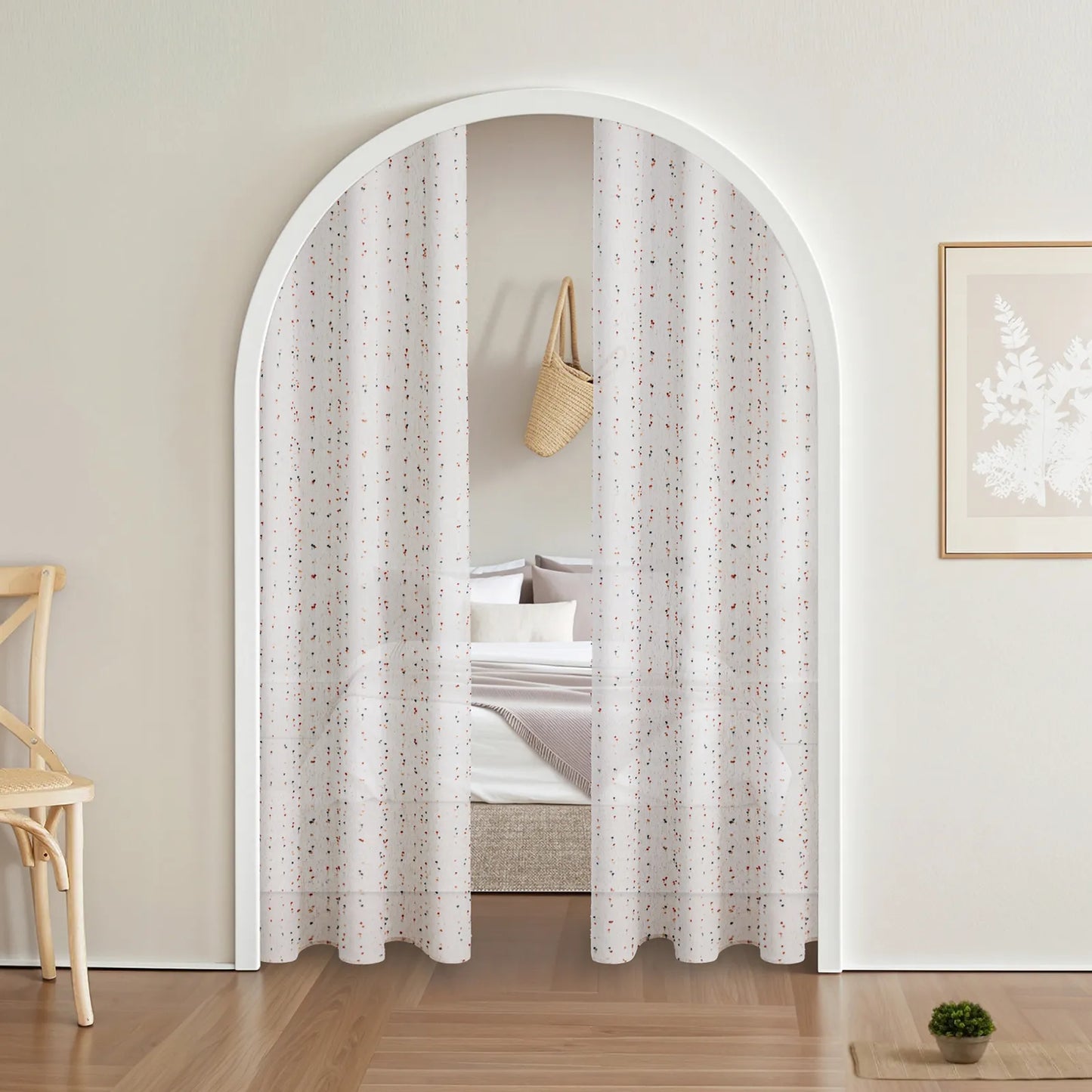 Transparente Gardine mit Pompons – Boho-Stil, Weiß