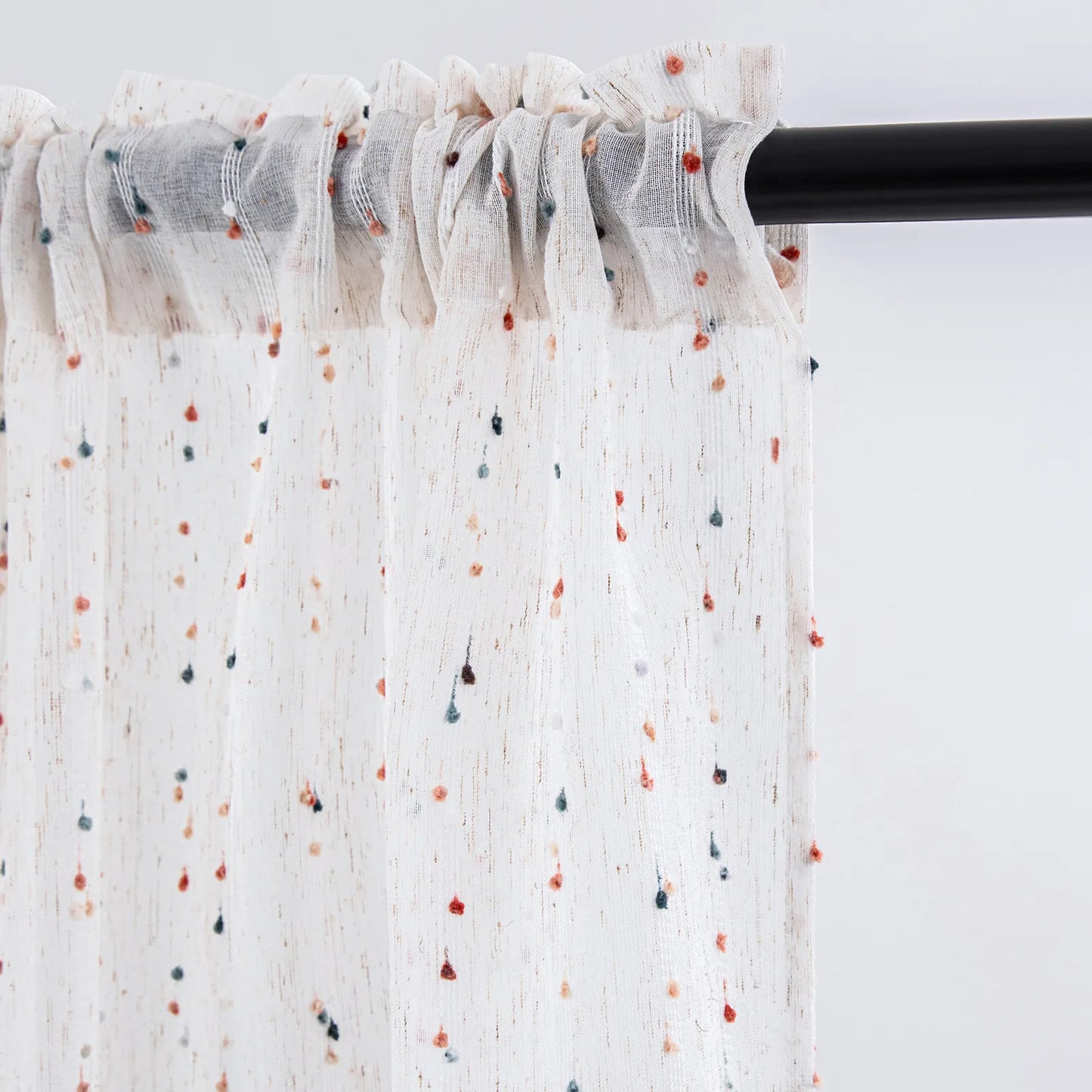 Transparente Gardine mit Pompons – Boho-Stil, Weiß