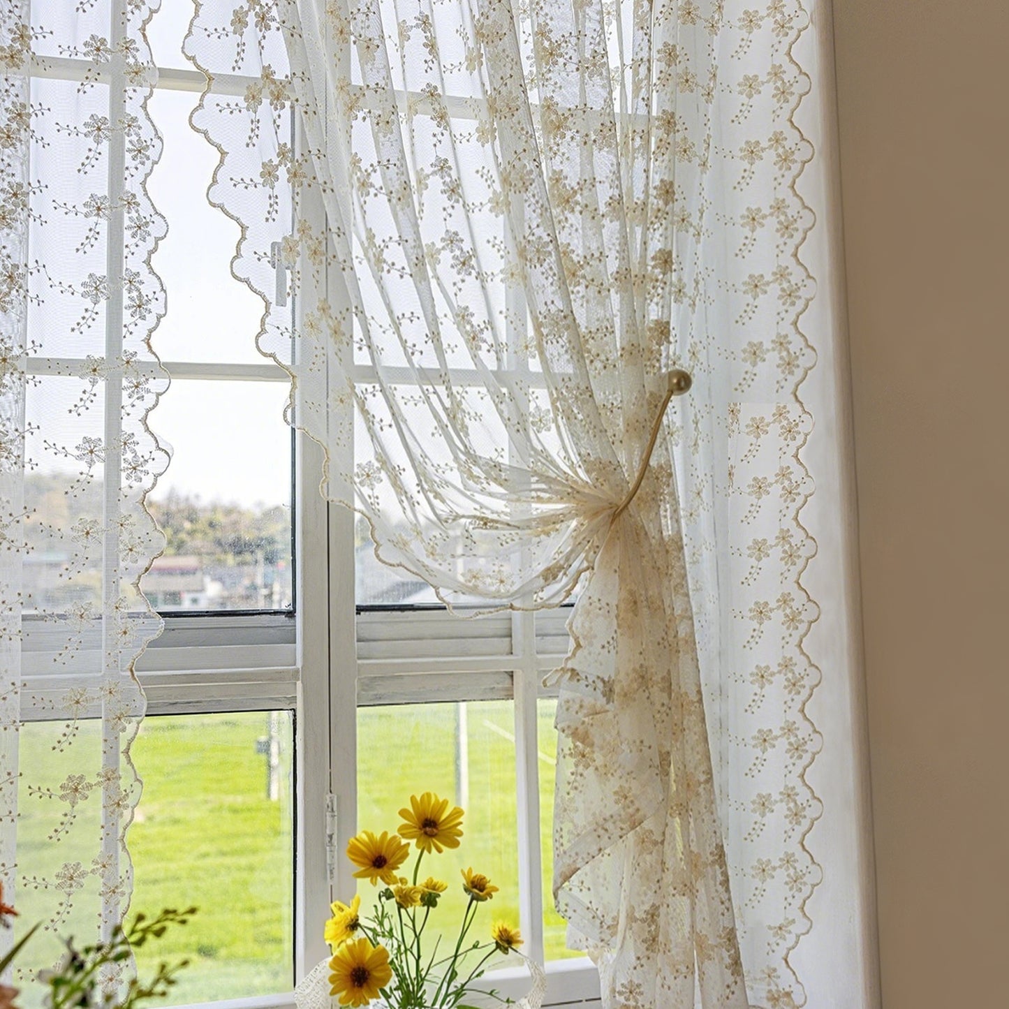 Bestickte weiße Gardinen · 2er Set · Florales Design · Halbtransparent