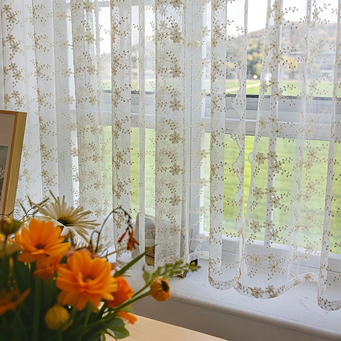 Bestickte weiße Gardinen · 2er Set · Florales Design · Halbtransparent