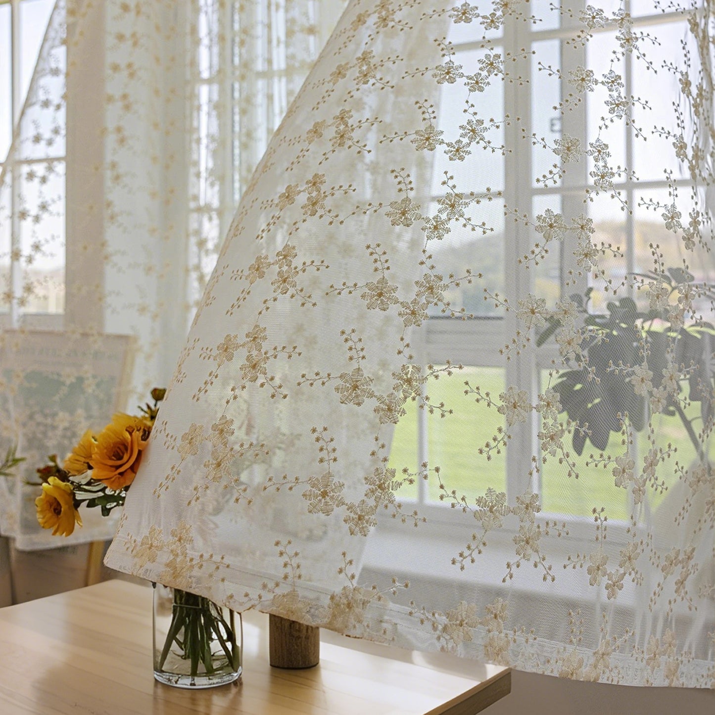 Bestickte weiße Gardinen · 2er Set · Florales Design · Halbtransparent