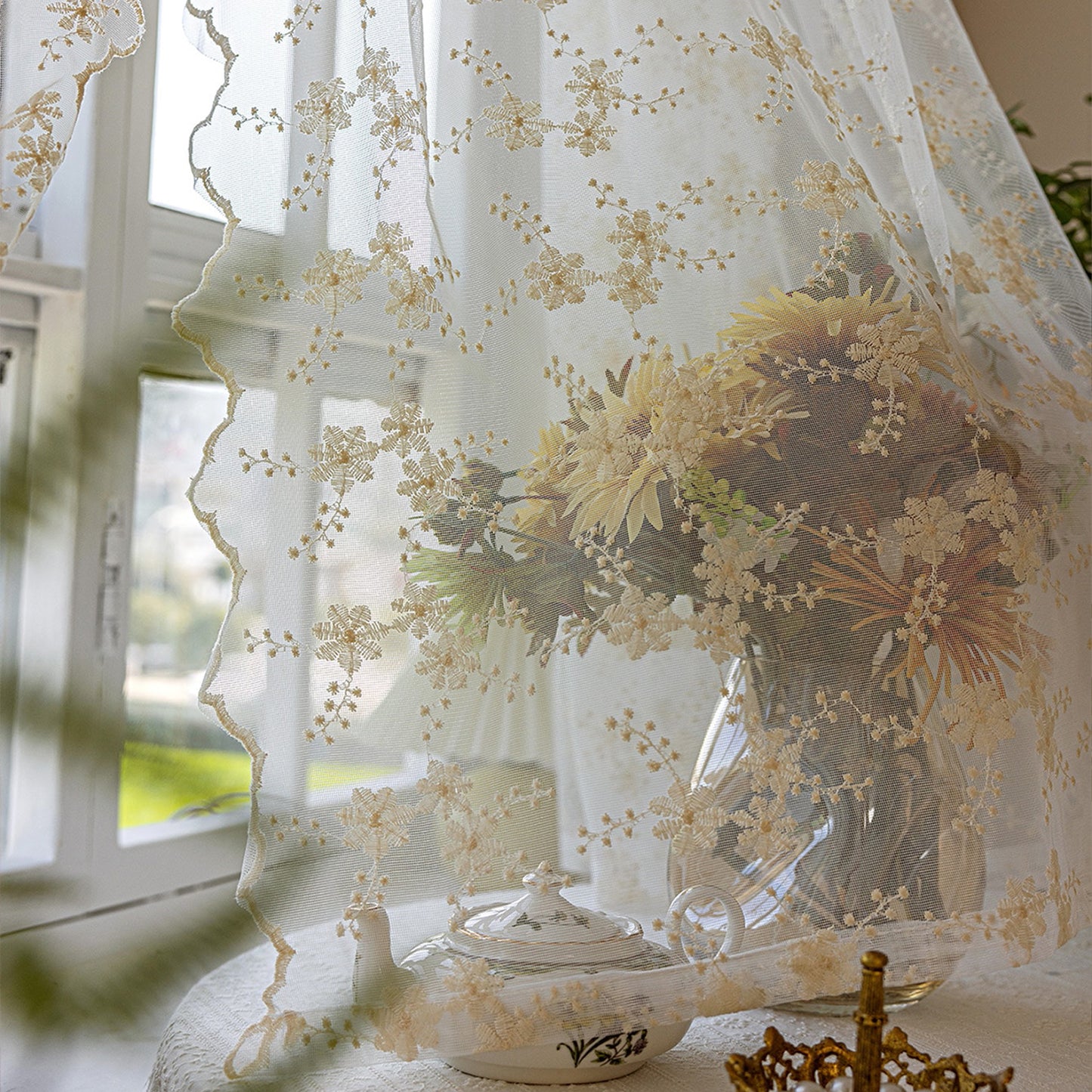 Bestickte weiße Gardinen · 2er Set · Florales Design · Halbtransparent