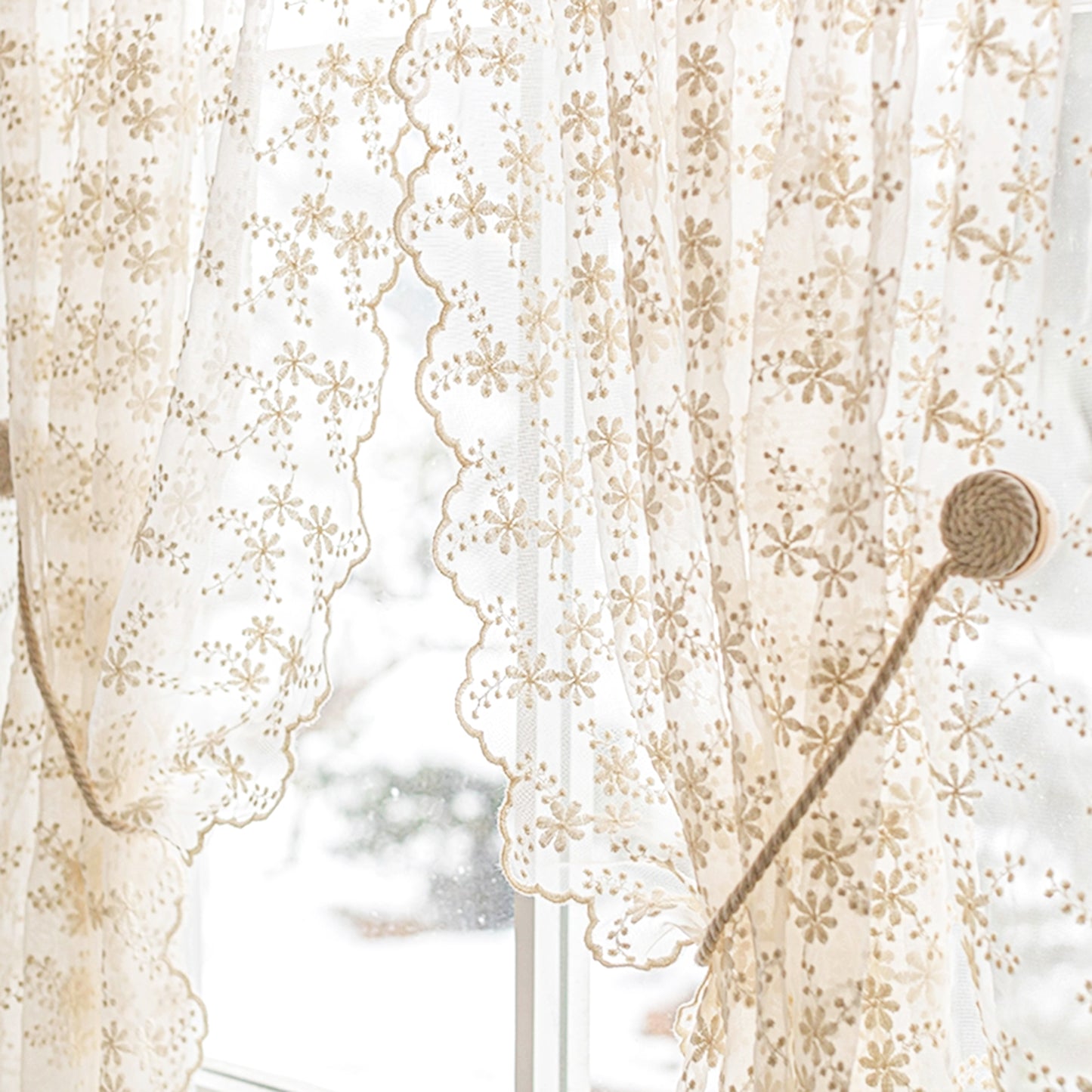 Bestickte weiße Gardinen · 2er Set · Florales Design · Halbtransparent