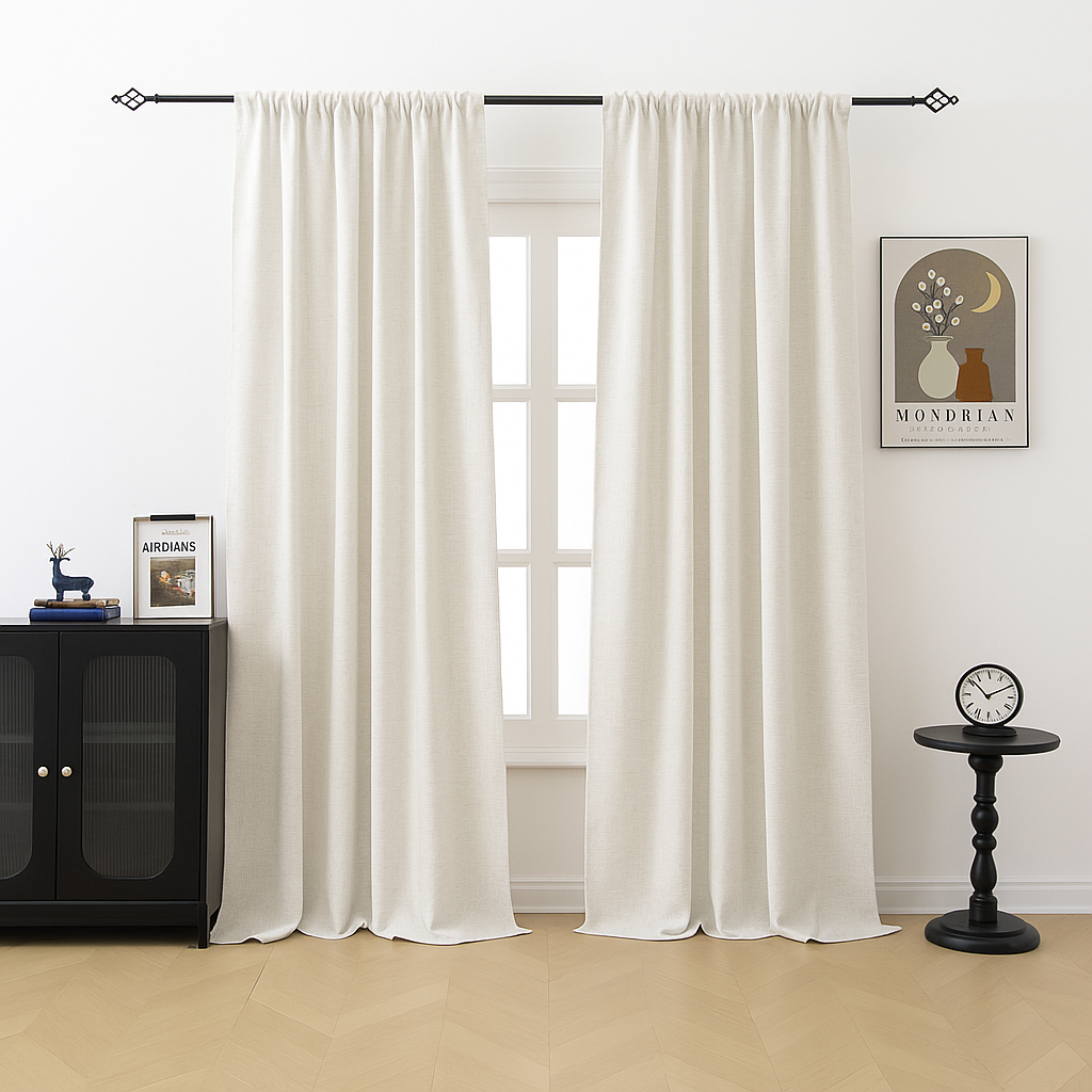BTTO Leinenoptik Vorhänge in Weiß im Wohnzimmer vor einem Fenster, dekoriert mit modernen Möbeln