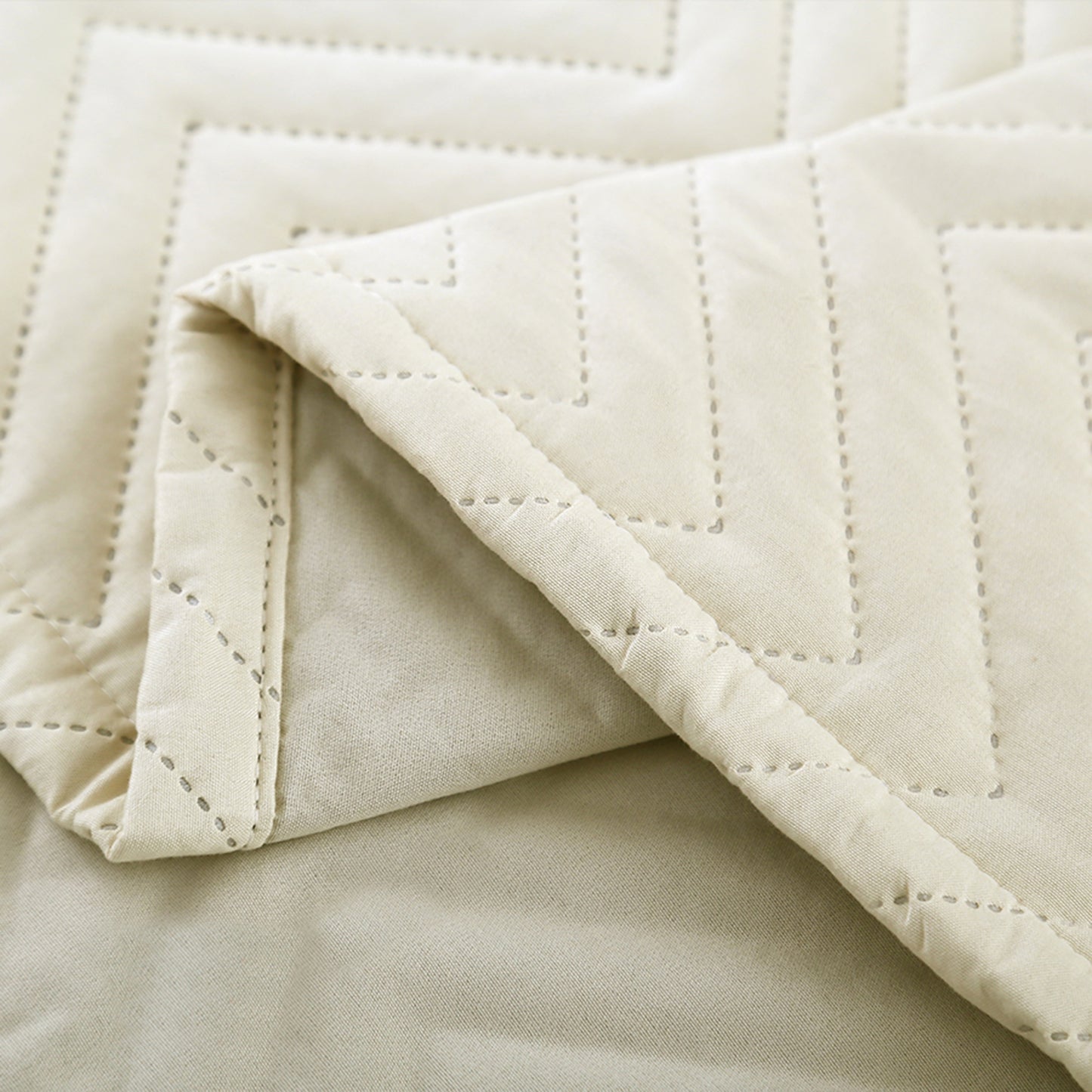 Heavy quilted blackout curtain · 100% blackout · Thermal protection