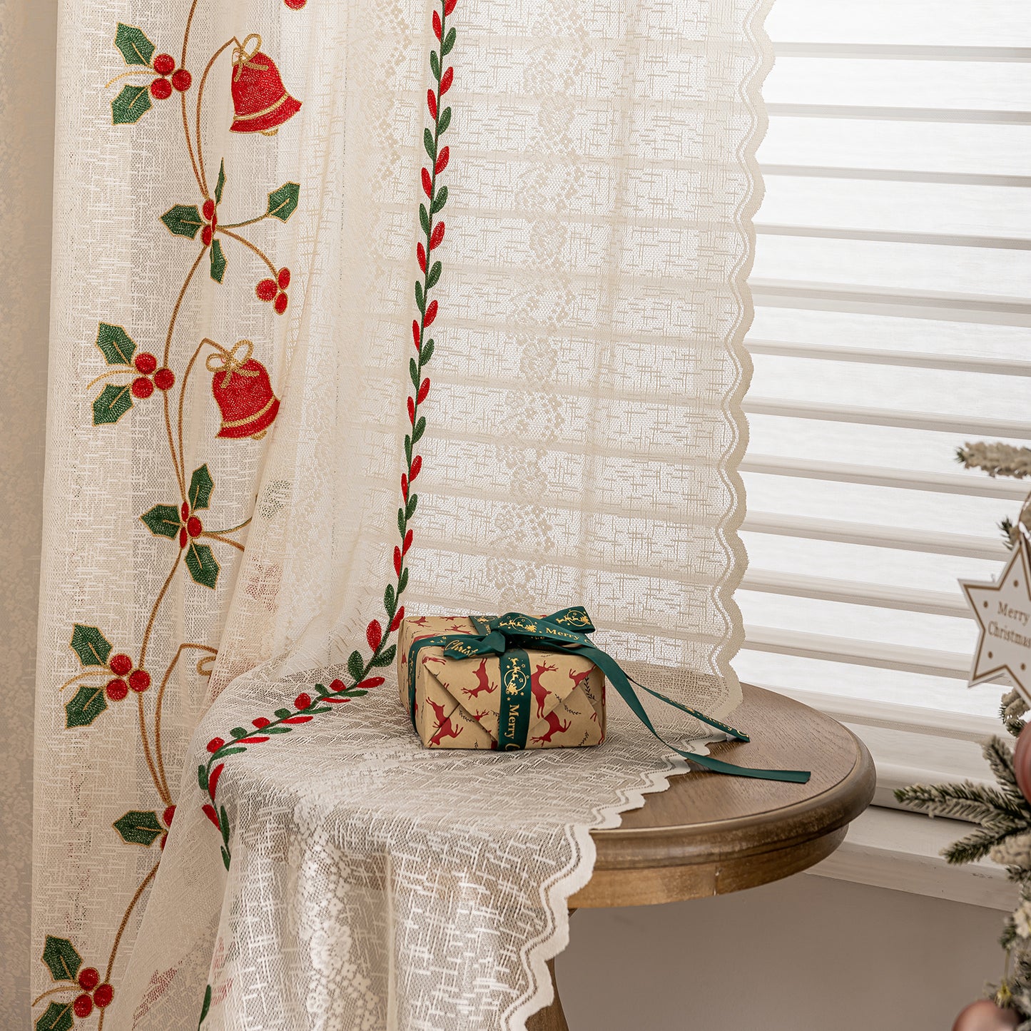 Weihnachtliche Gardine in Creme mit Stickerei – Transparent, 1 Panel
