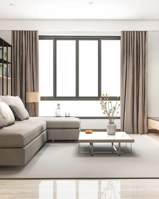 Modernes Wohnzimmer mit grauen Verdunkelungsvorhängen und minimalistischer Einrichtung – BTTO