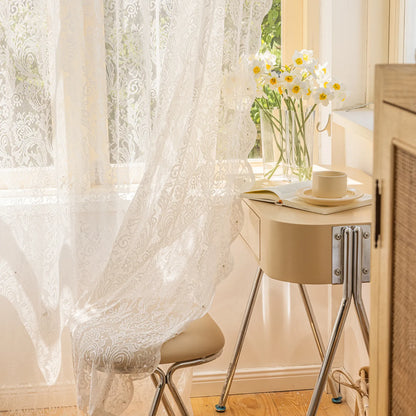 Weiße transparente Fenstervorhänge mit Perlen