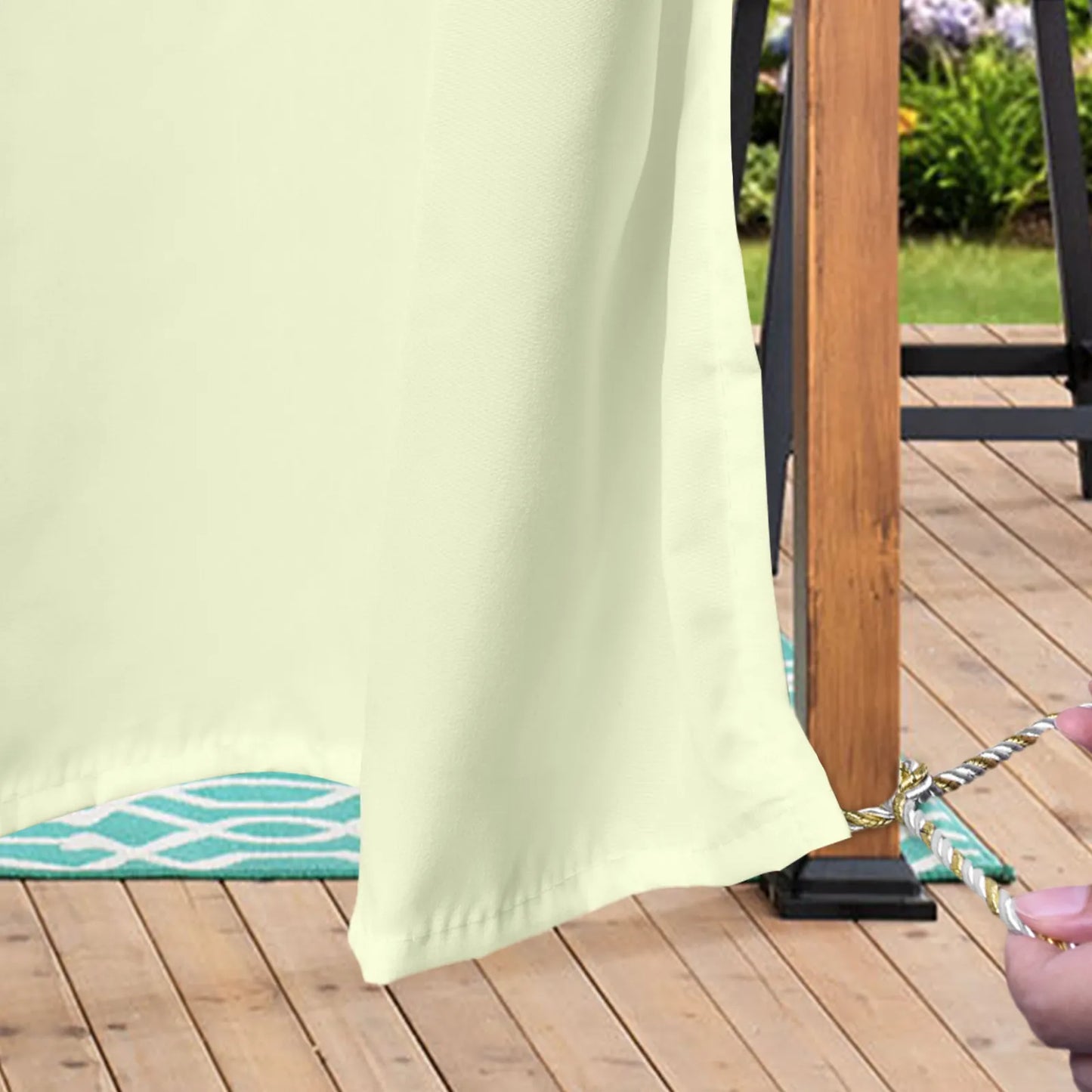 Voilage d'extérieur sur mesure avec écran d'intimité · Solviera