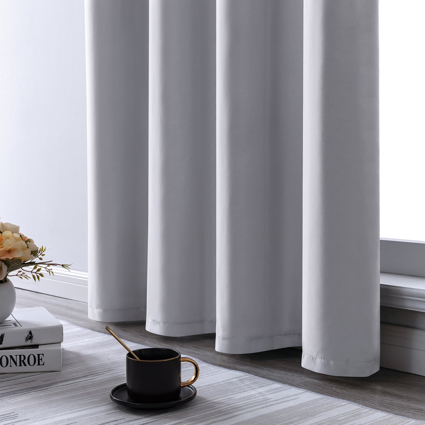 Set of 2 ultra-lightweight 100% blackout curtains with eyelets for bedrooms and living rooms