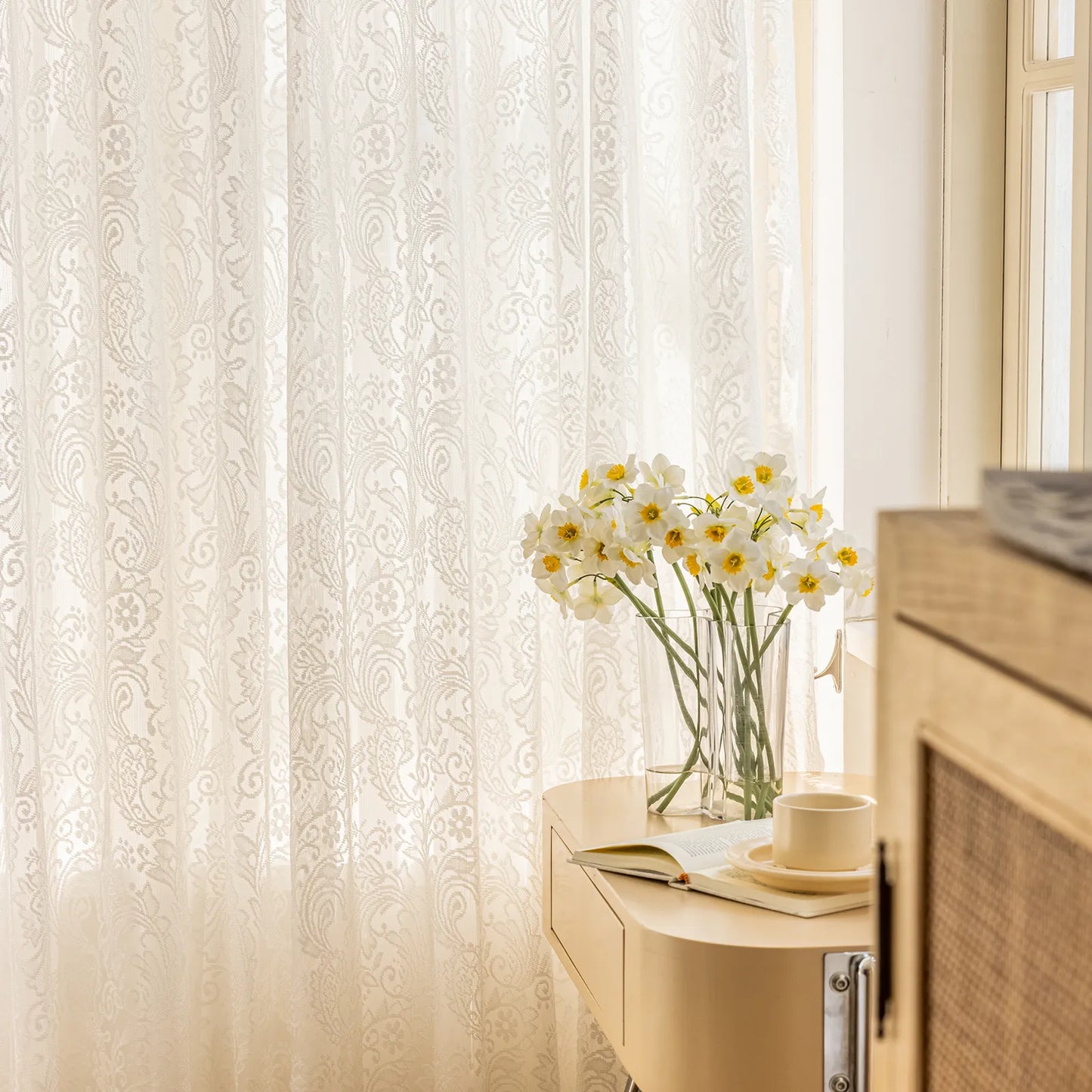 Weiße transparente Fenstervorhänge mit Perlen