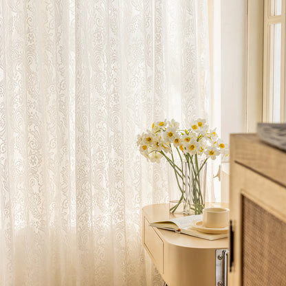 Weiße transparente Fenstervorhänge mit Perlen