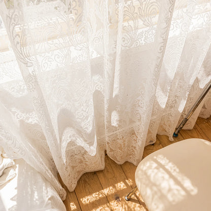 Weiße transparente Fenstervorhänge mit Perlen