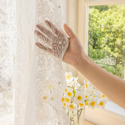 Weiße transparente Fenstervorhänge mit Perlen