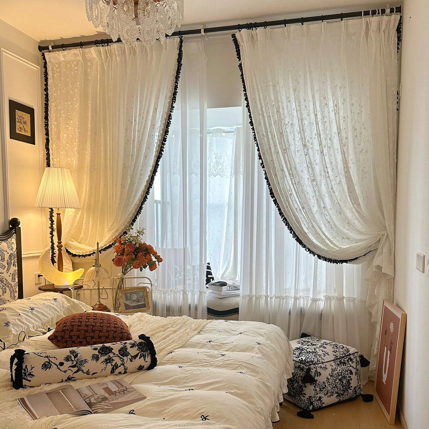 Rideau en voile transparent sur mesure à motif floral et bord volanté – Elowen