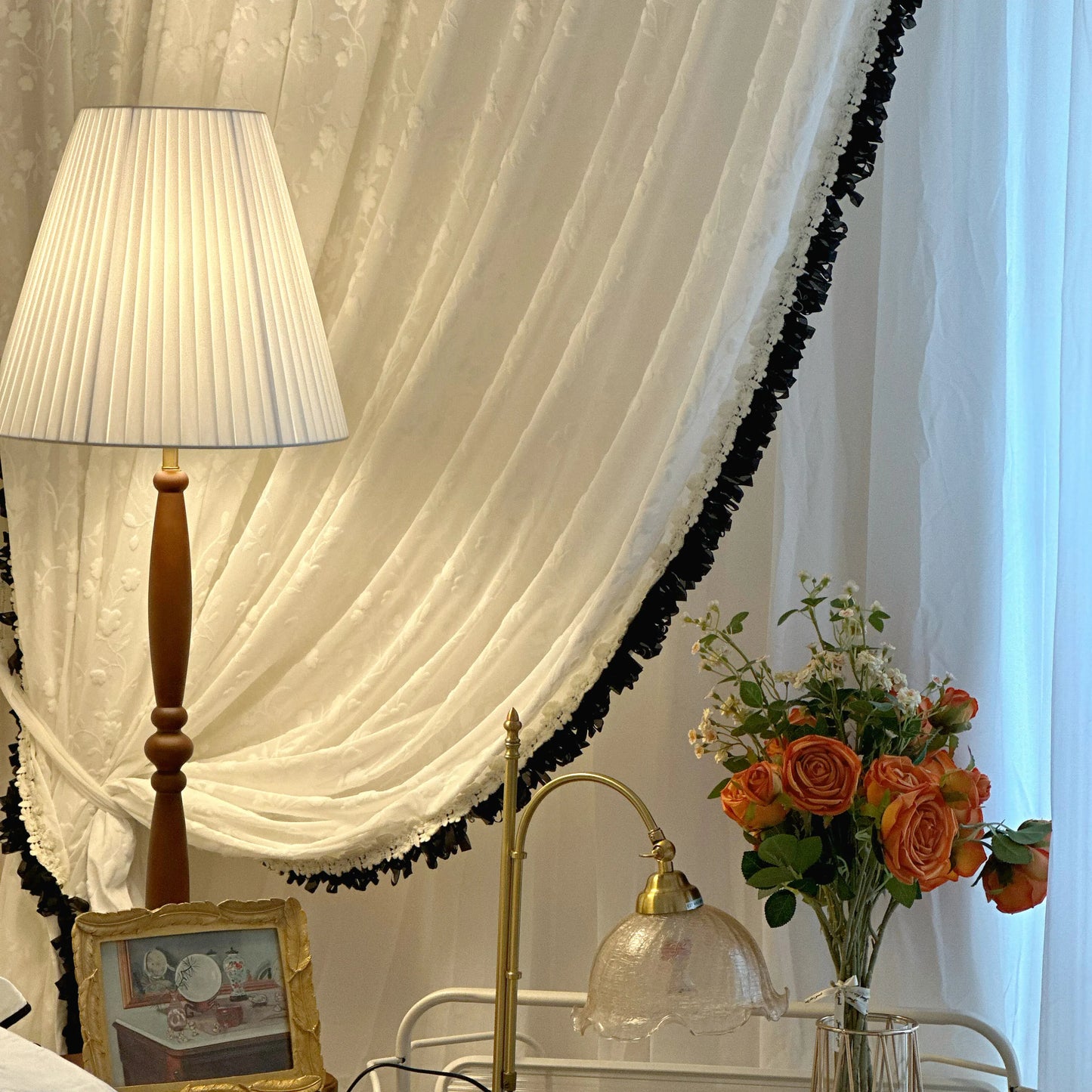 Rideau en voile transparent sur mesure à motif floral et bord volanté – Elowen