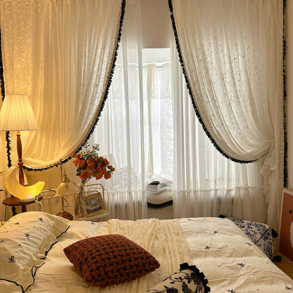 Rideau en voile transparent sur mesure à motif floral et bord volanté – Elowen