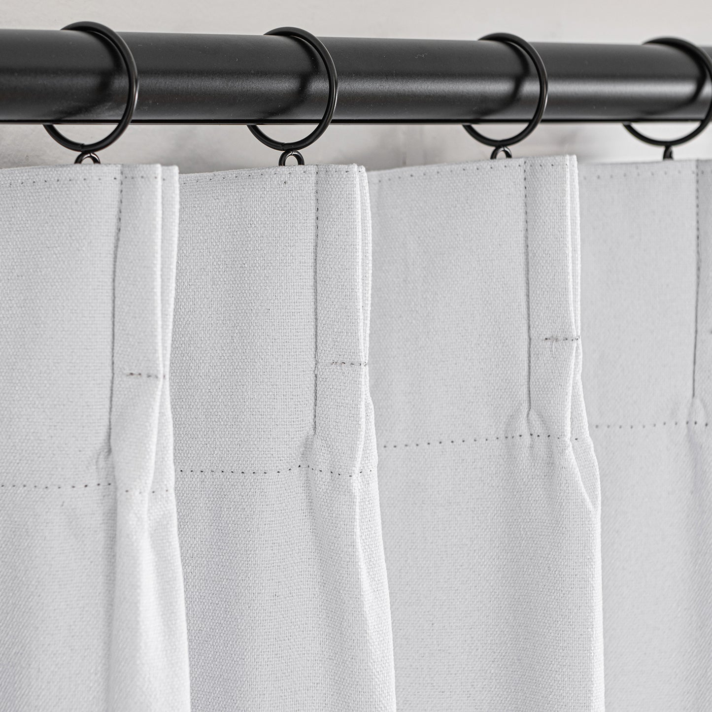 Lot de 2 rideaux aspect lin blanc 100% occultant ruban plissé avec crochets et anneaux