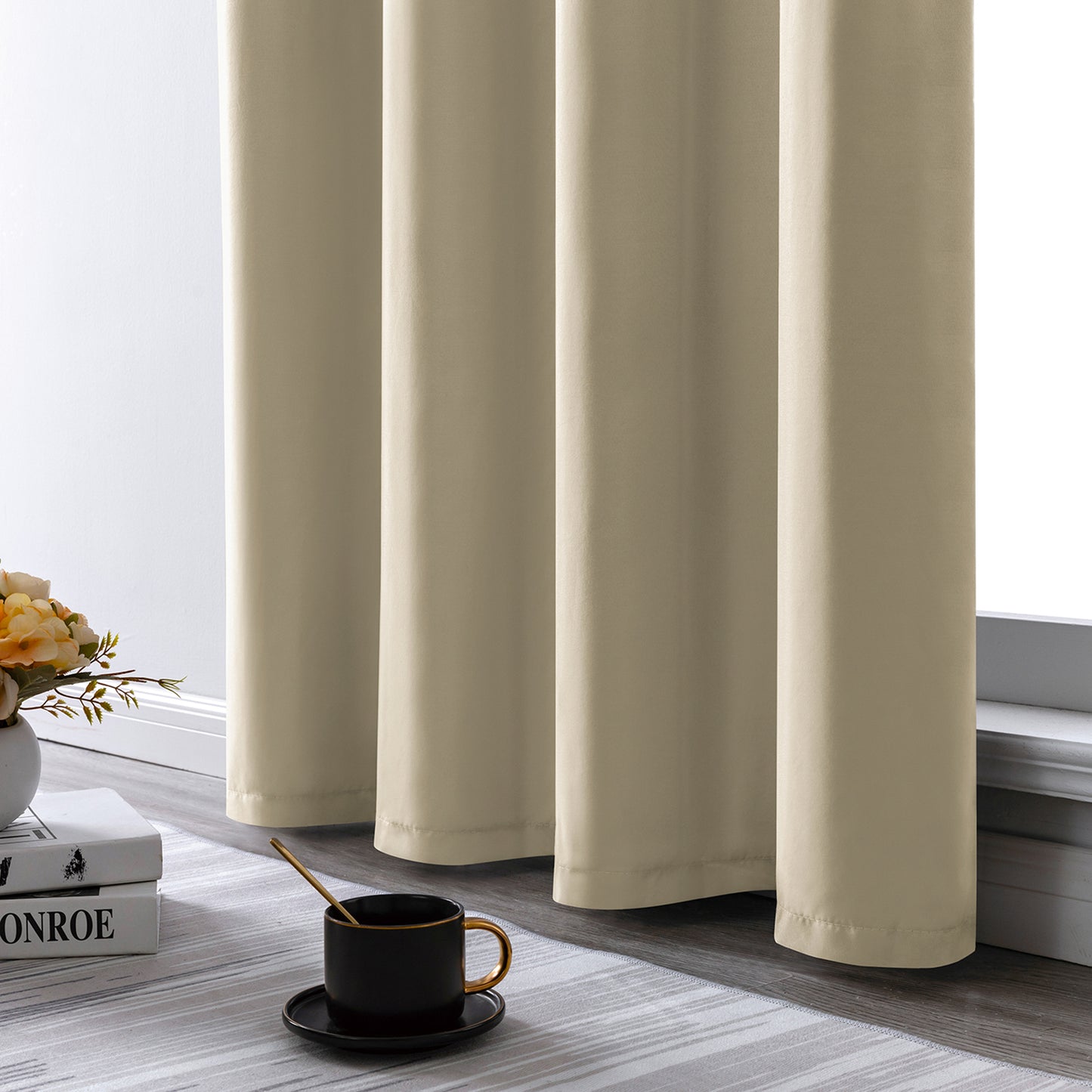 Set of 2 ultra-lightweight 100% blackout curtains with eyelets for bedrooms and living rooms