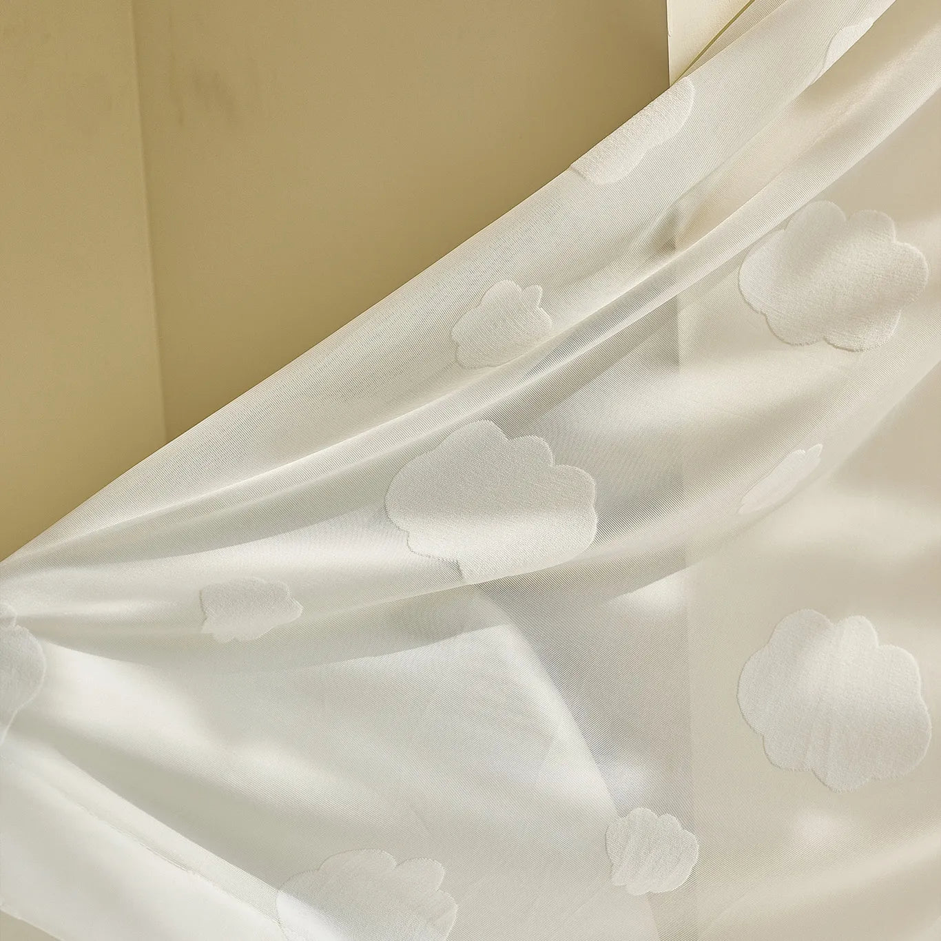 Playful custom-made curtains · Cloudia