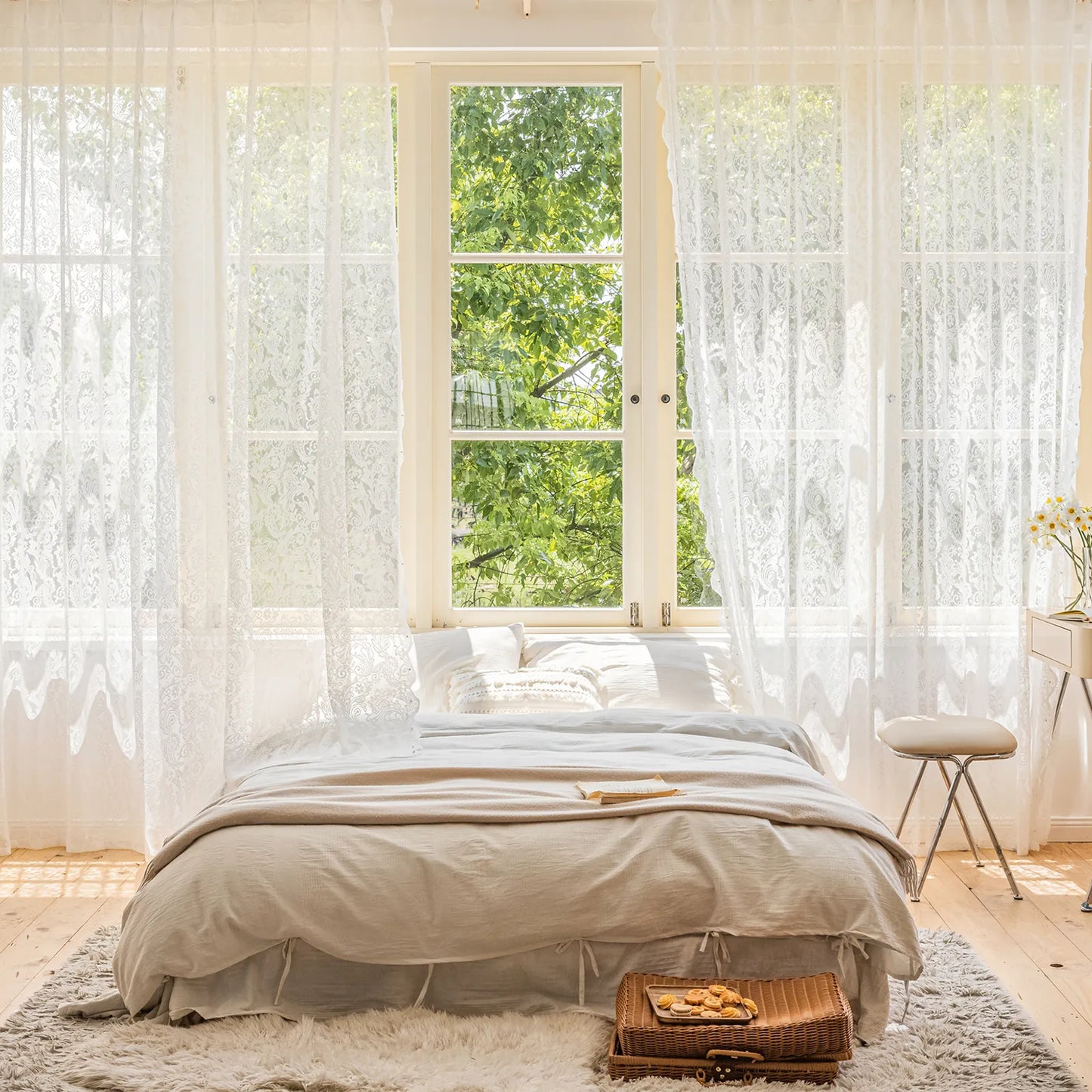 Weiße transparente Fenstervorhänge mit Perlen