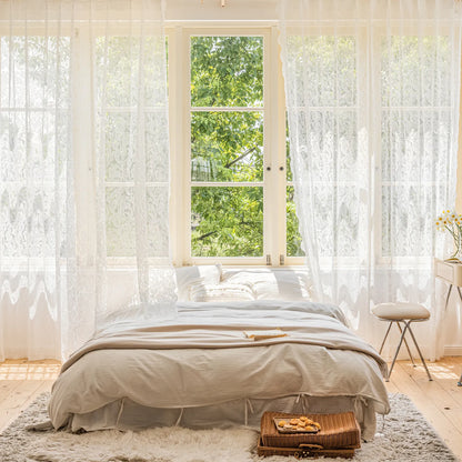 Weiße transparente Fenstervorhänge mit Perlen