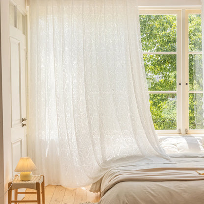 Weiße transparente Fenstervorhänge mit Perlen