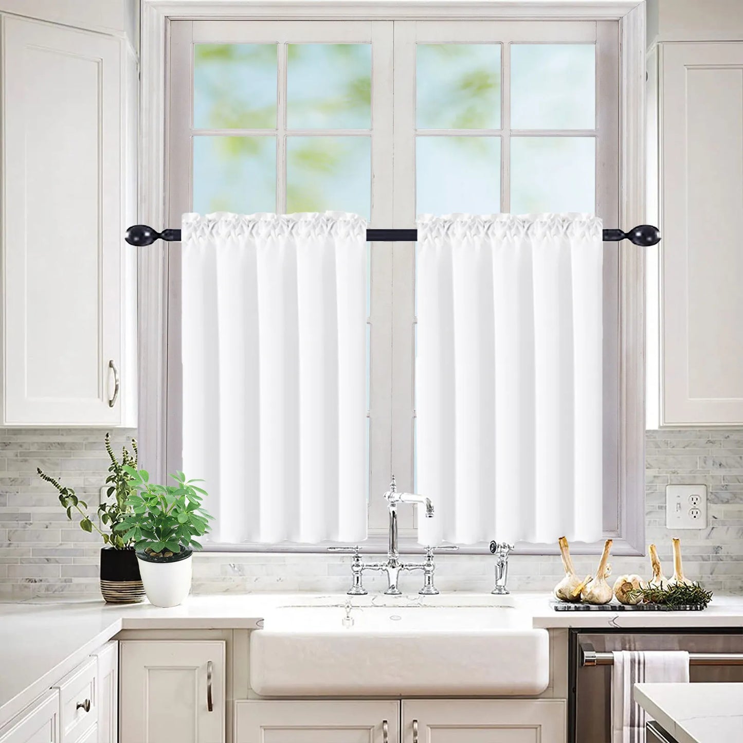 Lightweight, custom-made outdoor privacy curtain · Lioren