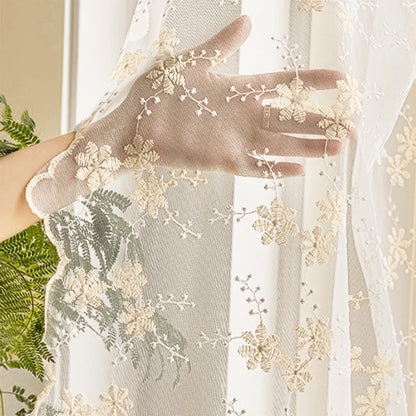 Bestickte weiße Gardinen · 2er Set · Florales Design · Halbtransparent