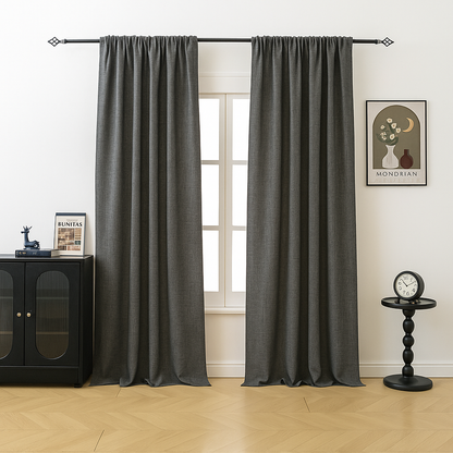 BTTO Leinenoptik Vorhänge in Schwarz im Wohnzimmer vor einem Fenster, dekoriert mit modernen Möbeln