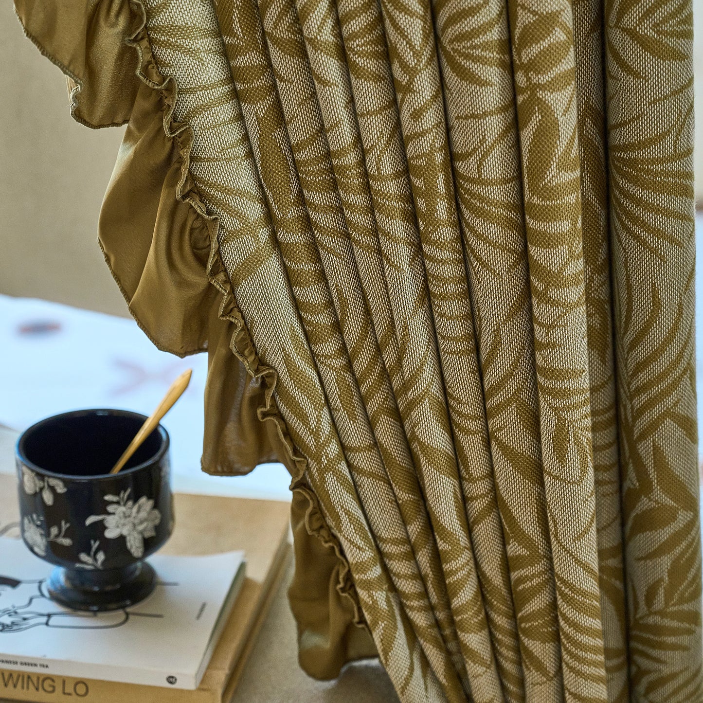 Voilage transparent sur mesure à motif botanique et bord volanté – Elviana