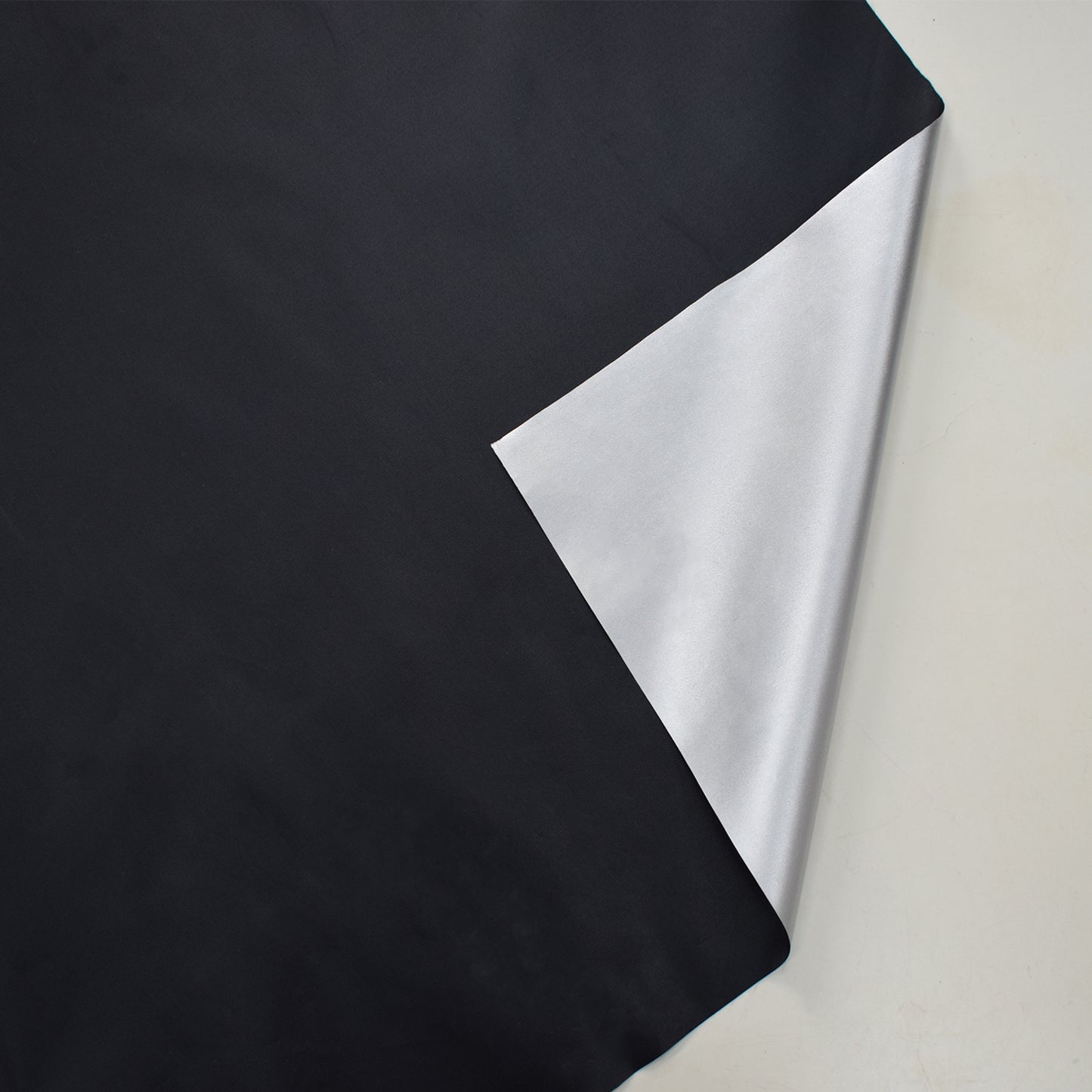 Mobiler 100 Prozent Verdunkelungsvorhang zum Zuschneiden mit Klettband in Schwarz Silber