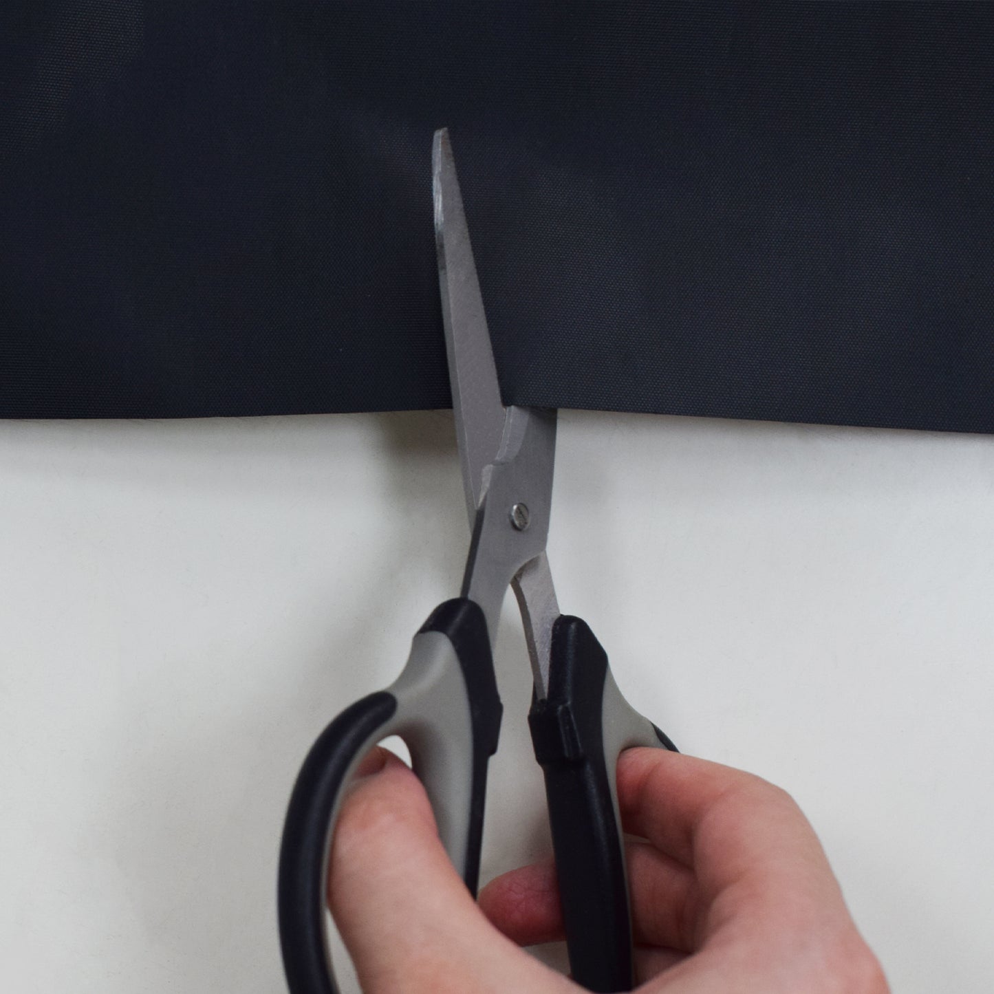 Mobiler 100 Prozent Verdunkelungsvorhang zum Zuschneiden mit Klettband in Schwarz Silber